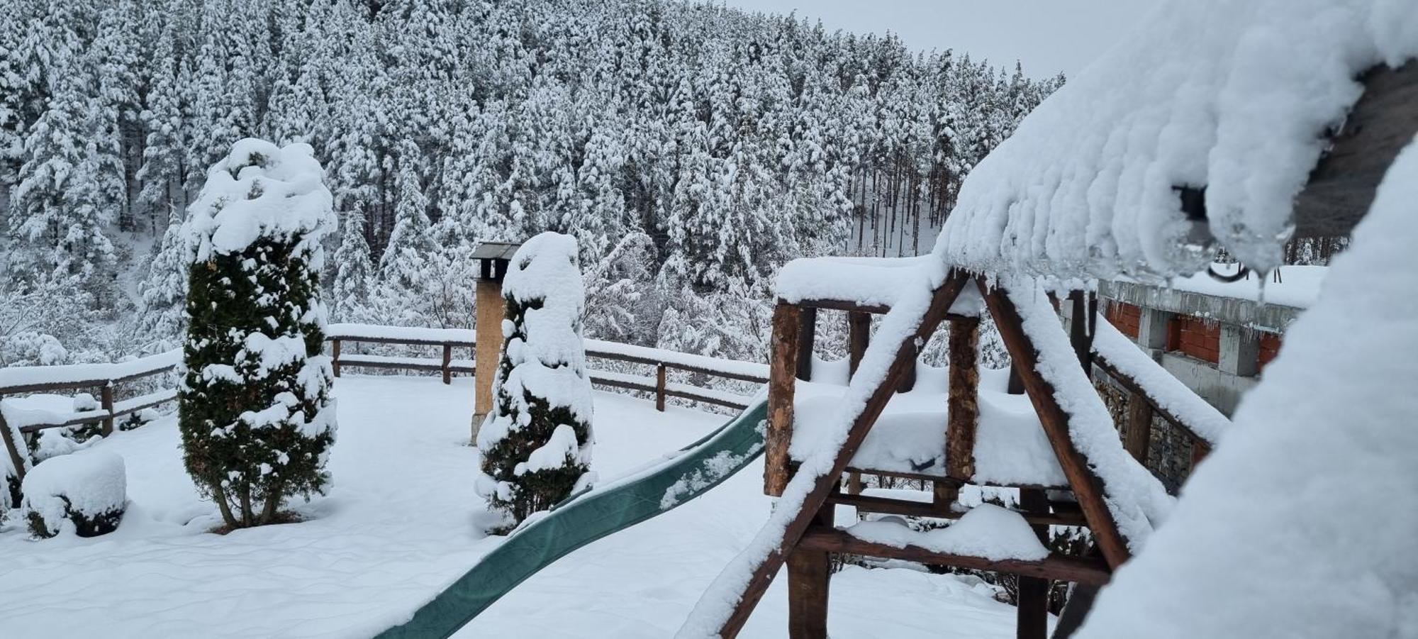 Панорама Хаус Лещен И Еко Къщи Дървена И Землянка Kültér fotó