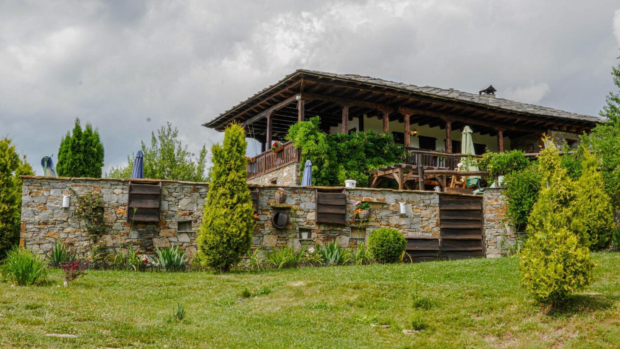 Панорама Хаус Лещен И Еко Къщи Дървена И Землянка Kültér fotó