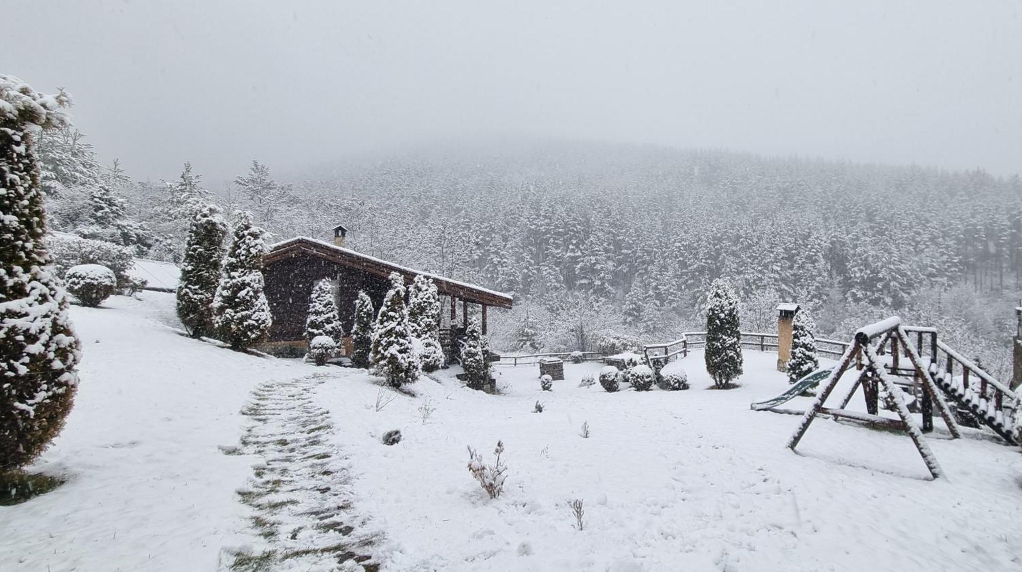 Панорама Хаус Лещен И Еко Къщи Дървена И Землянка Kültér fotó